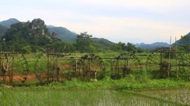 Su çarkları bambudan yapılır. Makaralar pirinci sulamak için dereden su alır. Bu Vietnam dağlarındaki etnik azınlıkların popüler bir parçası.. 