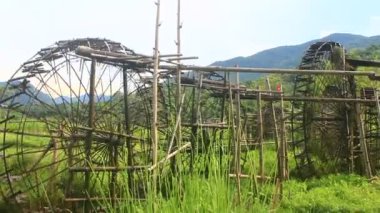 Su çarkları bambudan yapılır. Makaralar pirinci sulamak için dereden su alır. Bu Vietnam dağlarındaki etnik azınlıkların popüler bir parçası.. 