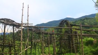 Su çarkları bambudan yapılır. Makaralar pirinci sulamak için dereden su alır. Bu Vietnam dağlarındaki etnik azınlıkların popüler bir parçası.. 