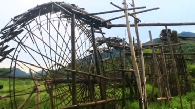 Su çarkları bambudan yapılır. Makaralar pirinci sulamak için dereden su alır. Bu Vietnam dağlarındaki etnik azınlıkların popüler bir parçası.. 