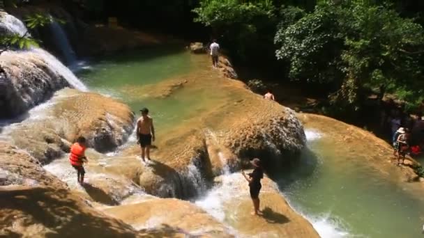 滝の下で入浴する人は — ストック動画