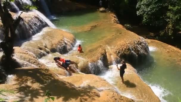 Personas Bañándose Bajo Cascada — Vídeos de Stock