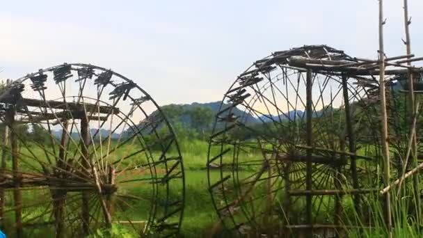 竹製の水車 リールは米に水をやるために川から水を取る これは ベトナムの山の中で少数民族の人気のある項目です — ストック動画
