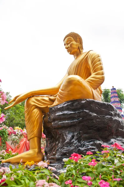 Estátua de ouro do Buda tailandês — Fotografia de Stock