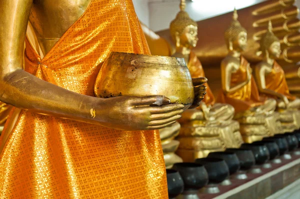 Buda estátua segurando tigela — Fotografia de Stock