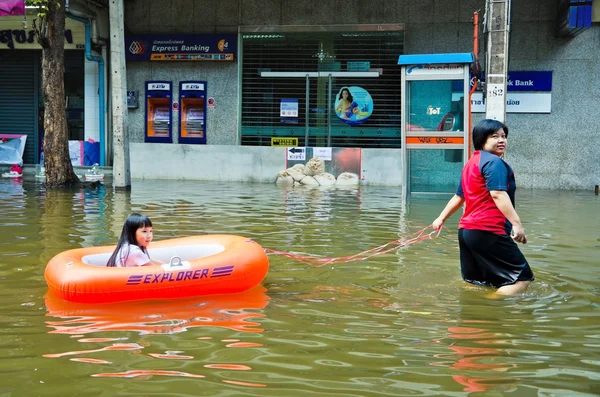Thailändska översvämningarna krisen på charoen krung road — Stockfoto