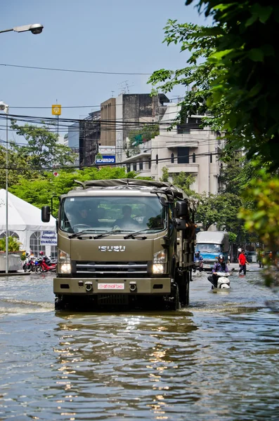 Crise de inundação tailandesa na estrada Charoen Krung — Fotografia de Stock