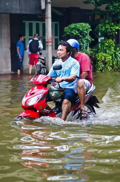 태국 홍수 위기 차른 Krung도로에서 — 스톡 사진