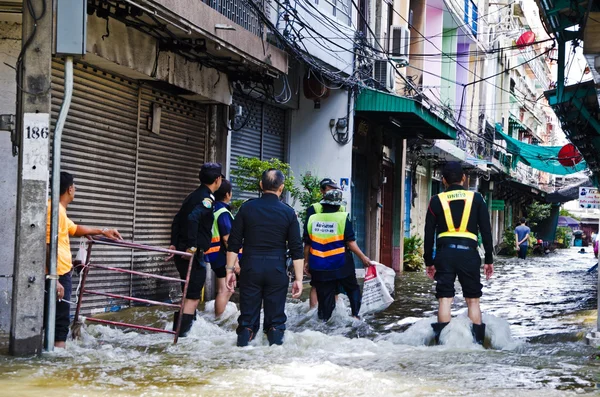 Oidentifierade människor försöker skydda bangkok från översvämning under den värsta översvämningen i bangkok, thailand — Stockfoto
