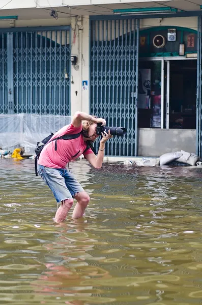 Crise de inundação tailandesa na estrada Charoen Krung — Fotografia de Stock