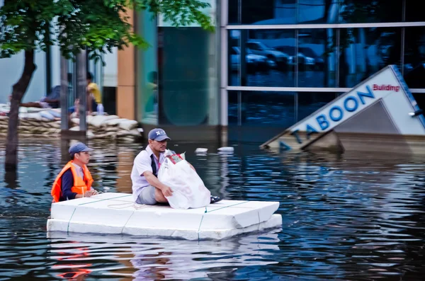 Jaransanitwong road under den värsta översvämningen — Stockfoto