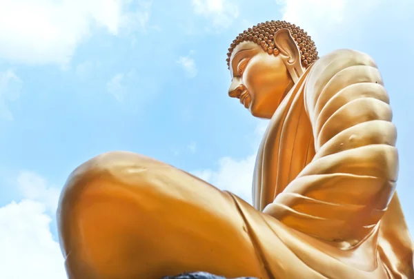 Estátua de ouro do Buda tailandês — Fotografia de Stock