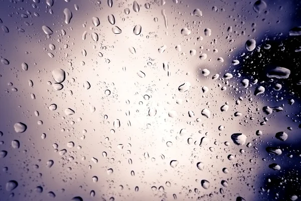Vattendroppar på glasytan — Stockfoto
