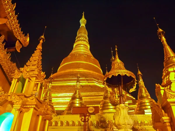 Shwedagon pagode dourado em Yangon, Myanmar (Burma ) — Fotografia de Stock