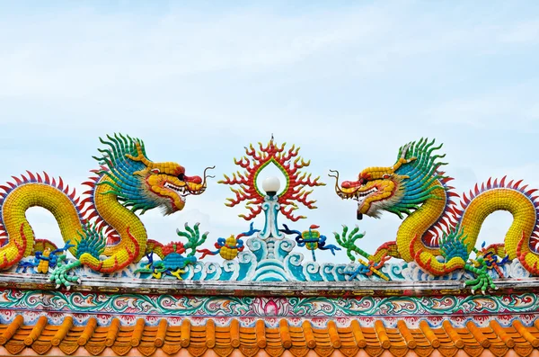 Estátua de dragões gêmeos no telhado do templo chinês — Fotografia de Stock