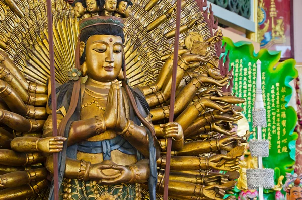 Тысяча рук Куан Им У Лая, китайского бога — стоковое фото