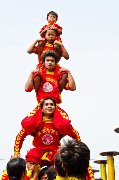 An unidentified people doing pyramid acrobats at — Stock Photo, Image