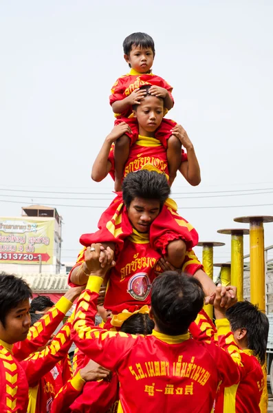 An unidentified people doing pyramid acrobats at — Stock Photo, Image