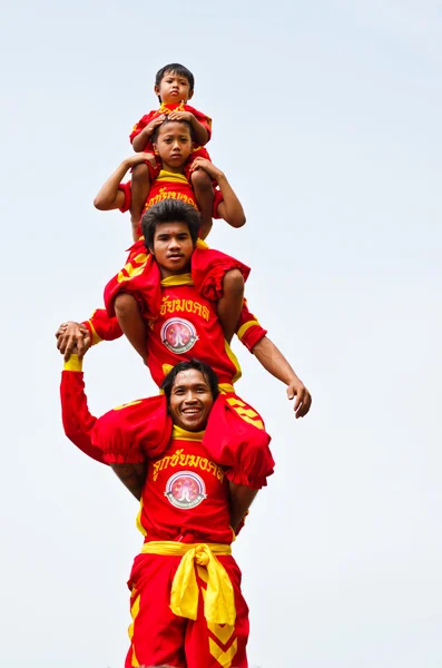 En oidentifierade personer gör pyramid akrobater på — Stockfoto