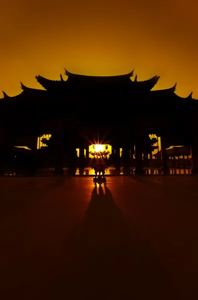 Silhouette kinesiskt tempel i thailand — Stockfoto