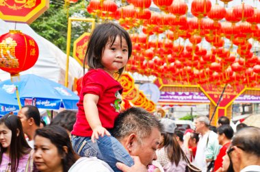 kimliği belirsiz bir çocuk, yaşı yaklaşık 5 yaşında Çin ne kutluyor
