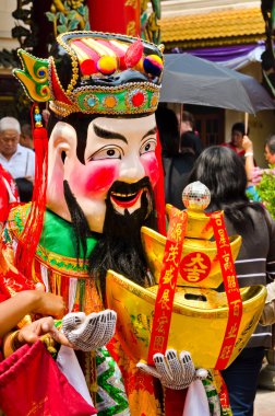 kimliği belirsiz kişi zenginlik tanrısı gibi giyinmek