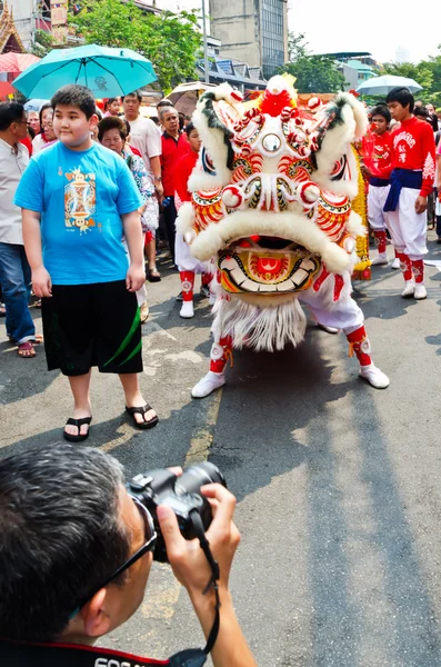 中国のライオンと正体不明の人を祝う — ストック写真