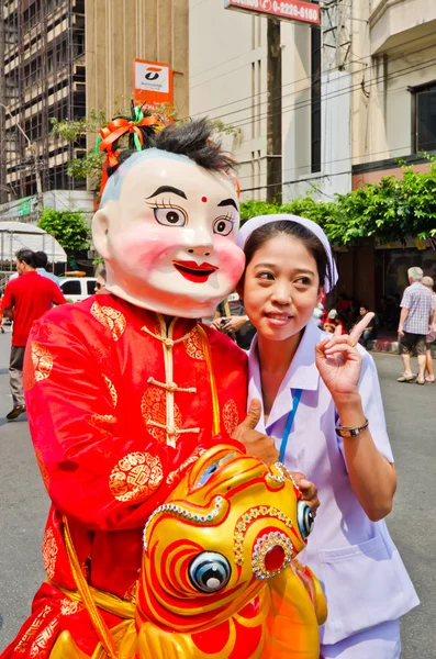 正体不明の人は中国の新年パレードで祝う — ストック写真