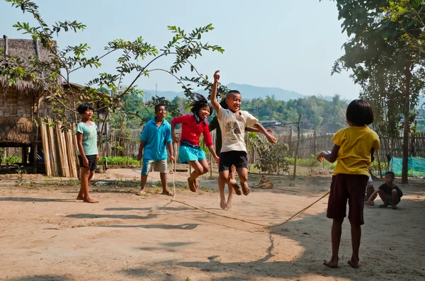 Een niet-geïdentificeerde kinderen spelen Kra Dod Cheark (het touw jumpin — Stockfoto