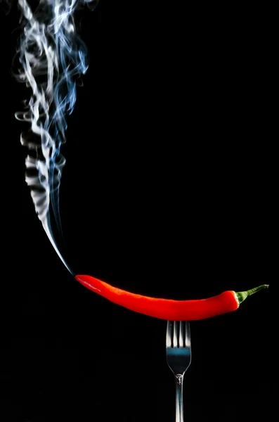 Duman çatalla üzerinde Red hot chilli biber — Stok fotoğraf