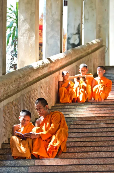 Monjes no identificados enseñando a monjes novicios jóvenes — Foto de Stock