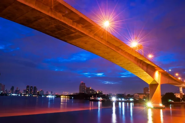 Krungthep brug voor zonsopgang in bangkok, thailand. — Stockfoto