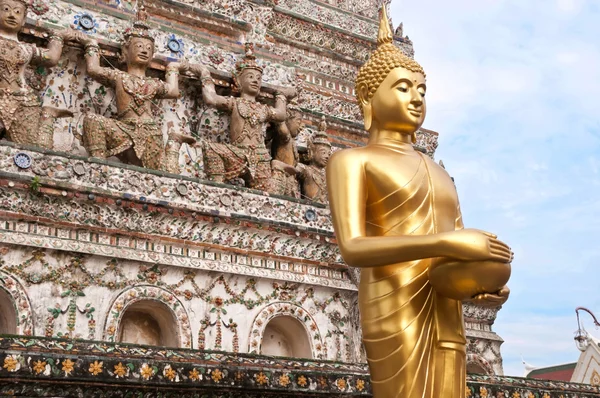 Золотая статуя Будды перед пагодой — стоковое фото