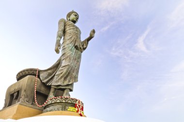 Buda mavi gökyüzü karşı yürüyüş