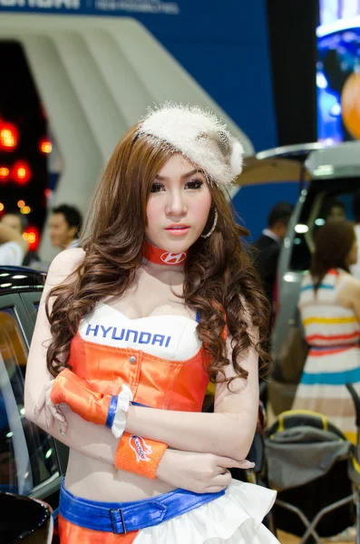 Azonosítatlan nő műsorvezető Hyundai standján — Stock Fotó