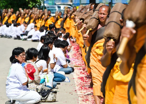 仏教の行は路上で僧侶をハイキングします。 — ストック写真