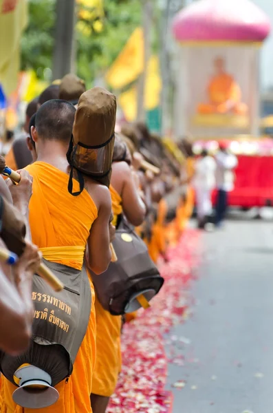 Row of Buddhist hike monks on streets — Stock Photo, Image
