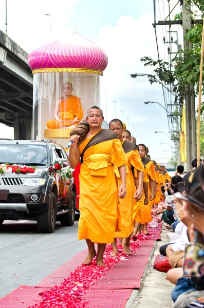 Fila de monjes de caminata budistas en las calles — Foto de Stock