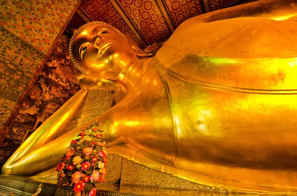 Reclinando Buda dourado, Wat Pho, Bangkok, Tailândia — Fotografia de Stock