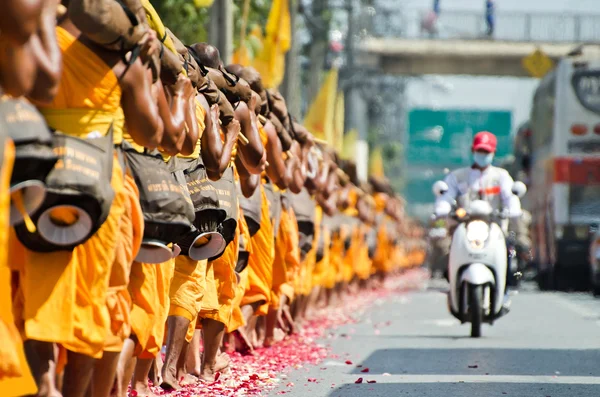 Fila de monjes de caminata budistas en las calles — Foto de Stock