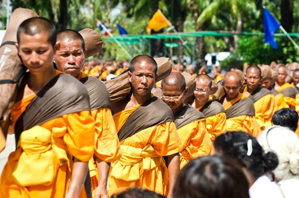 Fila de monjes de caminata budistas en las calles — Foto de Stock