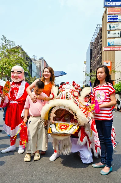 Unidentified people celebrate with chinese lion — Stock Photo, Image