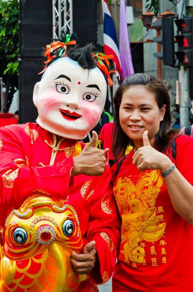 Personas no identificadas celebran con desfile de año nuevo chino — Foto de Stock