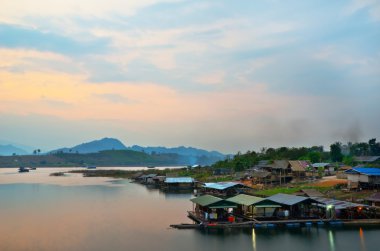 sangkraburi Nehri üzerinde Tay kayan Köyü