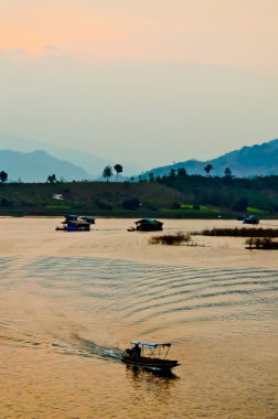 Sunrise üzerinden sangkhlaburi, Tayland