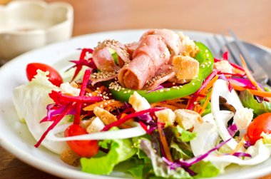 sebze salatası jambon ile