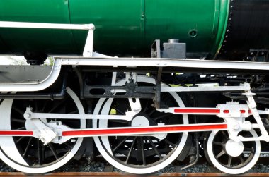 geri yüklenen buharlı tren lokomotif jantlar