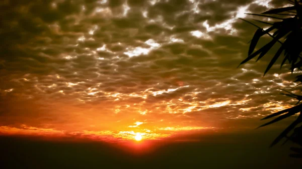 Vista do pôr do sol de Beautifu do céu e da nuvem — Fotografia de Stock