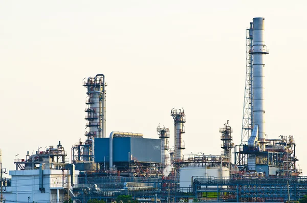 Cena da manhã da fábrica de refinaria de petróleo — Fotografia de Stock