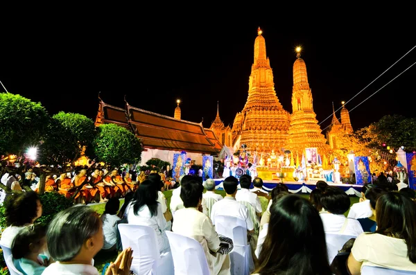 Tailandeses y monje unir moral ora cuenta regresiva en wat arun temp —  Fotos de Stock